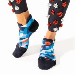 Feetures Unisex Elite Light Cushion No Show Tab Socks - Geo Print Blue 7 Feetures Unisex Elite Light Cushion No Show Tab Socks - Geo Print Blue -Sports Clothing Sale Store GeoPrintA 3 590x f63e5eac 4780 4923 b07f b3123964e435