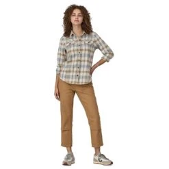 Patagonia Women's Long-Sleeved Organic Cotton Midweight Fjord Flannel Shirt - Fields: Natural -Sports Clothing Sale Store POS WBF23 42405 FINL GAL3